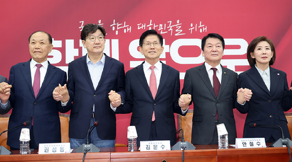 국민의힘 김문수 대선 후보가 11일 서울 여의도 국회에서 열린 중앙선거대책위원회 회의에서 권성동 원내대표 등과 기념촬영하고 있다. 2025.5.11 [사진=연합뉴스]