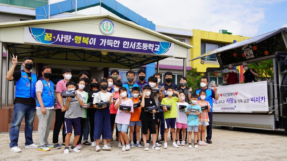 BBQ의 찾아가는 치킨릴레이가 비비카와 함께 홍천 한서초등학교를 방문했다. [사진=BBQ]