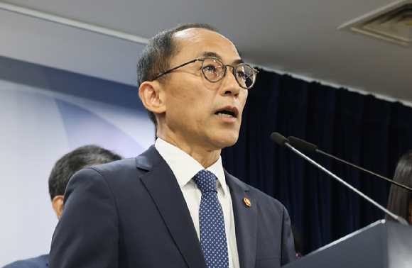 고학수 개인정보보호위원장이 지난달 28일 서울 종로구 정부서울청사에서 SK텔레콤 개인정보 유출사고 제재처분 의결과 관련해 브리핑하고 있다. [사진=연합뉴스]