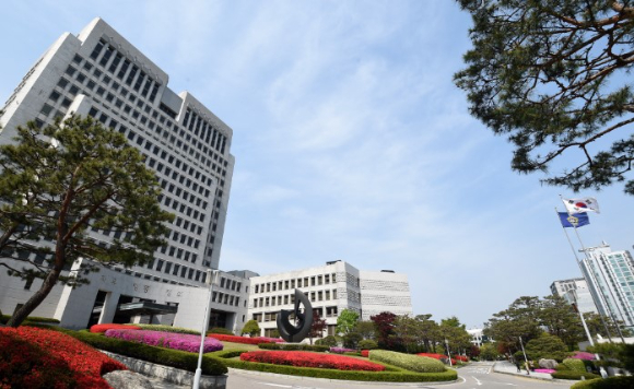 가수 비아이의 마약 혐의 수사 무마를 위해 제보자를 협박한 혐의로 재판에 넘겨진 양현석 전 YG엔터테인먼트 대표가 지난 2023년 11월 8일 오후 서초구 서울고등법원에서 열린 항소심 선고 공판에 출석하기 위해 법정으로 향하고 있다. [사진=연합뉴스]