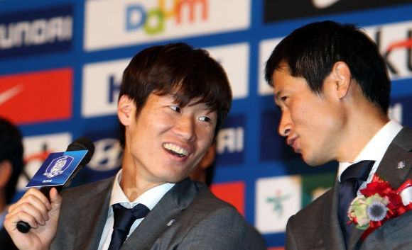 지난 2010년 남아공 월드컵 16강 진출에 성공한 뒤 귀국 환영회 자리에서 이야기를 나누고 있는 박지성(왼쪽)과 이영표. [사진=연합뉴스]