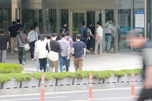 경기도 삼성전자 평택캠퍼스로 직원들이 향하고 있다. 기사와 직접 관련 없는 사진[사진=연합뉴스]