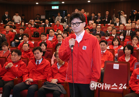 한동훈 국민의힘 비상대책위원장이 10일 오후 서울 여의도 국회도서관 대강당에 마련된 국민의힘 제22대 국회의원선거 개표상황실에서 출구조사 시청 후 입장을 발표하고 있다. [사진=곽영래 기자]