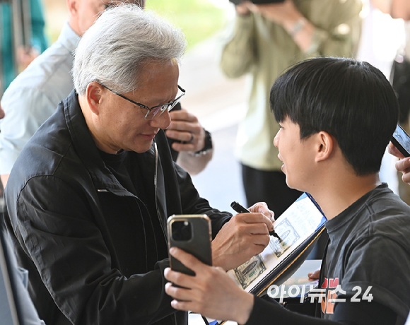 젠슨 황 엔비디아 최고경영자(CEO)가 방한 일정을 마치고 9일 서울김포비즈니스항공센터를 통해 출국에 앞서 시민들에게 사인을 해주고 있다. [사진=곽영래 기자]