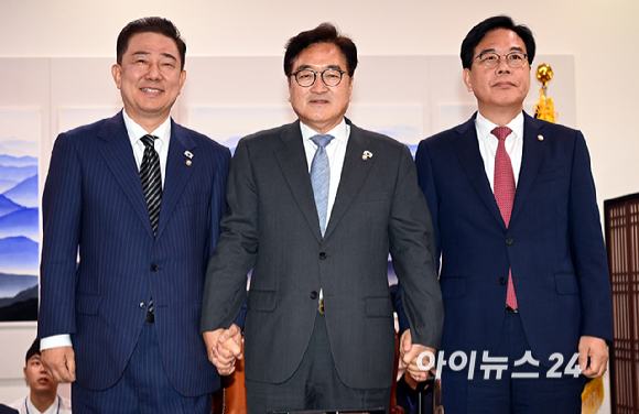 우원식 국회의장이 24일 오전 서울 여의도 국회에서 김병기 더불어민주당 당대표 직무대행 겸 원내대표와 송언석 국민의힘 원내대표와 대화하기에 앞서 기념사진을 찍고 있다. [사진=곽영래 기자]