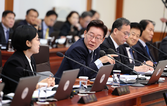 더불어민주당 권칠승 정책위의장과 국민의힘 임이자 정책위의장 등 참석자들이 1일 서울 여의도 국회에서 열린 더불어민주당&ndash;국민의힘 정책위원회 연석회의에서 기념촬영을 하고 있다. [사진=곽영래 기자]
