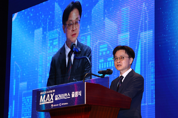 김정관 산업통상자원부 장관이 10일 서울 중구 웨스틴조선호텔에서 열린 '제조AX 얼라이언스' 출범식에서 발언을 하고 있다. [사진=연합뉴스]