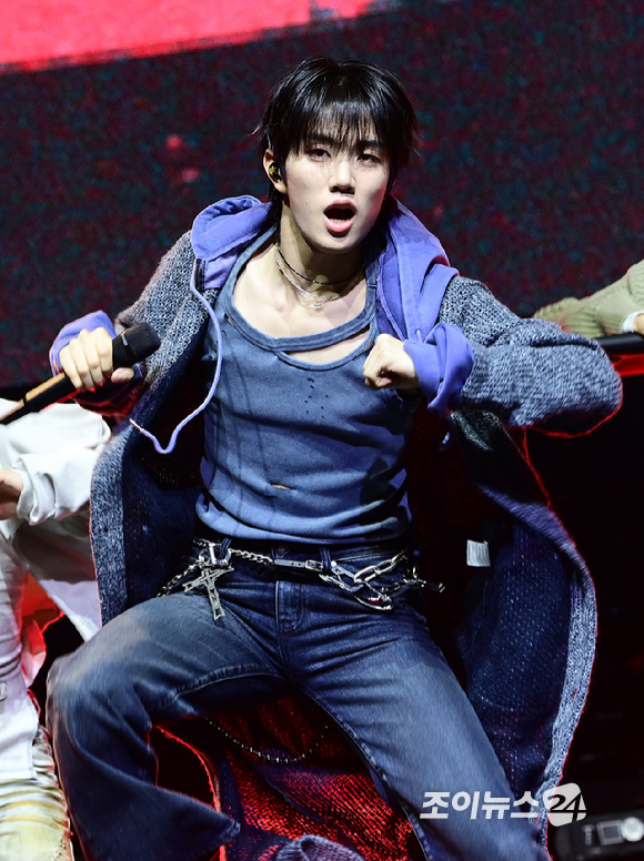 그룹 이븐이 20일 서울 영등포구 명화아트홀에서 열린 이븐(EVNNE) 첫 싱글 '뱉어 (Backtalk)' 컴백 쇼케이스에 참석해 타이틀곡 '뱉어' 무대를 선보이고 있다. [사진=정소희 기자]