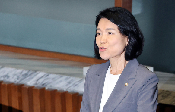 26일 국회에서 열린 본회의에서 국민의힘 이진숙 의원이 자신에 대한 제명 촉구 결의안이 상정되자 무기명 투표에 앞서 퇴장하고 있다. 2026.8.26 [사진=연합뉴스]