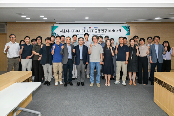 사진은 2일 서울 서초구 KT 우면연구센터에서 열린 워크숍에 참석한 관계자들이 기념촬영을 하는 모습 [사진=KT]