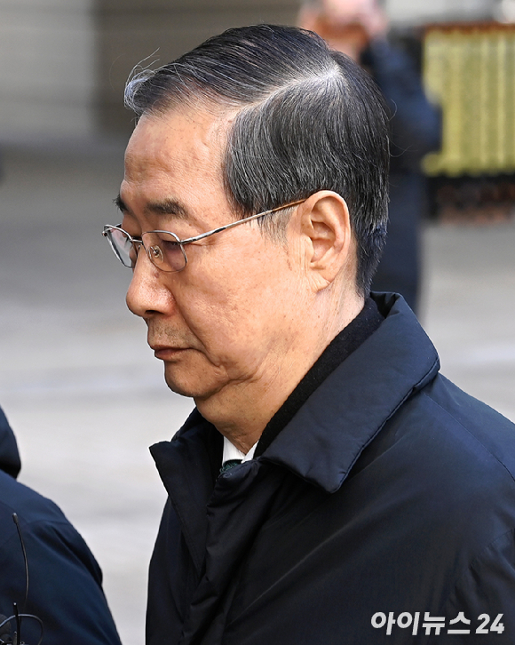 내란 우두머리 방조 혐의를 받는 한덕수 전 국무총리가 지난 21일 서울중앙지법에서 열린 1심 선고 공판에 출석하고 있다. [사진=곽영래 기자]