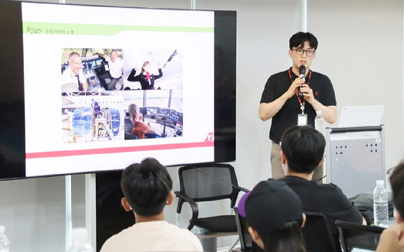 티웨이항공이 지난 13일 서울 강서구 국립항공박물관에서 초&middot;중학생을 대상으로 항공 진로 특강을 진행했다. [사진=티웨이항공]