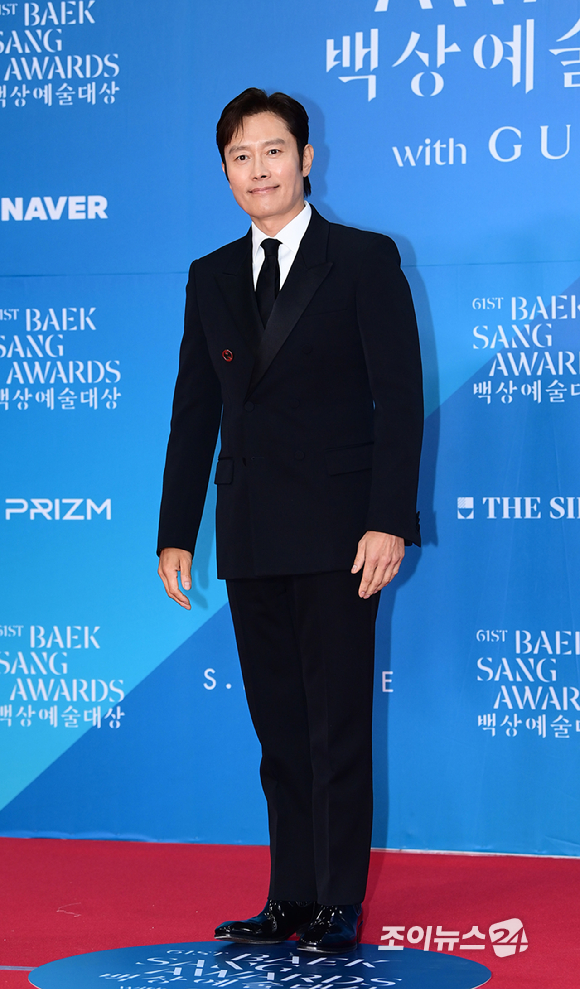 배우 이병헌이 5일 오후 서울 삼성동 코엑스에서 열린 제61회 백상예술대상 시상식 레드카펫 행사에 참석하고 있다. [사진=정소희 기자]