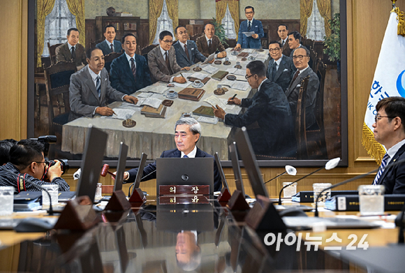 신현송 한국은행 총재가 28일 서울 중구 한국은행 본관에서 열린 취임 후 첫 금융통화위원회 본회의를 주재하고 있다. [사진=사진공동취재단]