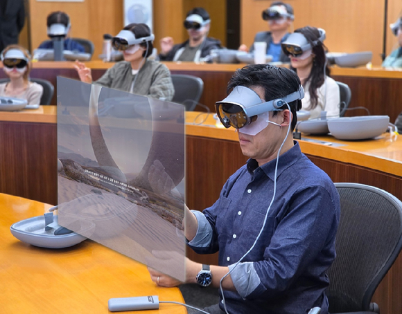 삼성인력개발원에서 '갤럭시XR'로 차세대 기업 교육을 받는 삼성 임직원들. [사진=삼성전자]