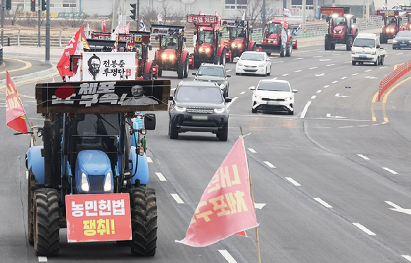 지난해 12월 윤석열 대통령 구속을 촉구하며 트랙터 수십 대 등을 몰고 상경 중인 전국농민회총연맹 '전봉준투쟁단'이 경기도 평택시 경기대로 진위역 인근을 지나고 있다. [사진=연합뉴스]