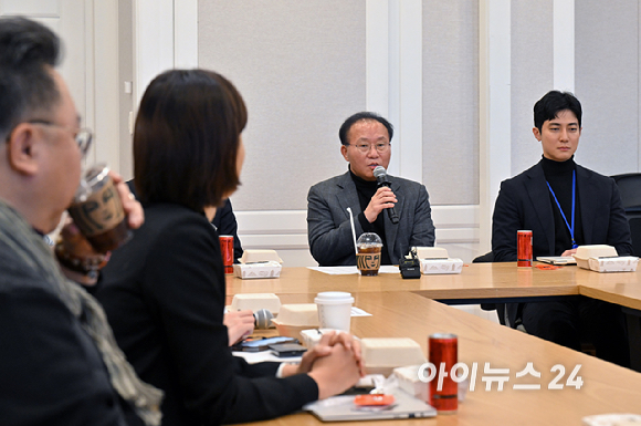 윤재옥 국민의힘 원내대표가 7일 서울 여의도 국회에서 열린 출입기자단과 함께하는 '브라운 백' 미팅에 참석해 인사말을 하고 있다. [사진=곽영래 기자]