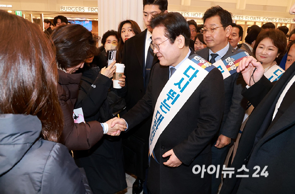 이재명 더불어민주당 대표가 24일 오전 서울 서초구 반포동 고속터미널에서 설귀성객들에게 인사하고 있다. [사진=곽영래 기자]