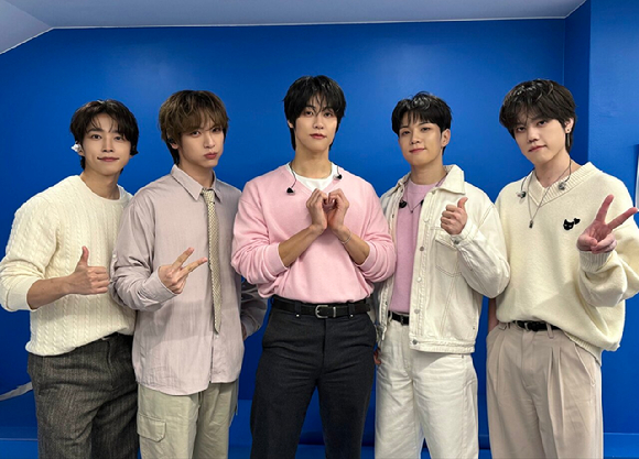 밴드 엔플라잉(이승협, 차훈, 김재현, 유회승, 서동성)이 '2025 엔플라잉 라이브 '엔콘4 앙코르 : 렛츠 롤 엔포에버''를 통해 팬들을 만나고 있다. [사진=FNC엔터테인먼트]