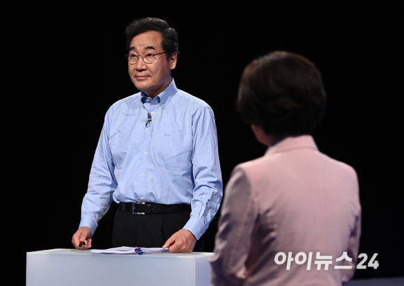 더불어민주당 이낙연 대선 경선 후보(왼쪽)와 추미애 후보가 지난 14일 오후 서울 마포구 상암동 MBC 사옥에서 열린 MBC 100분 토론에 참석해 리허설을 하고 있다.