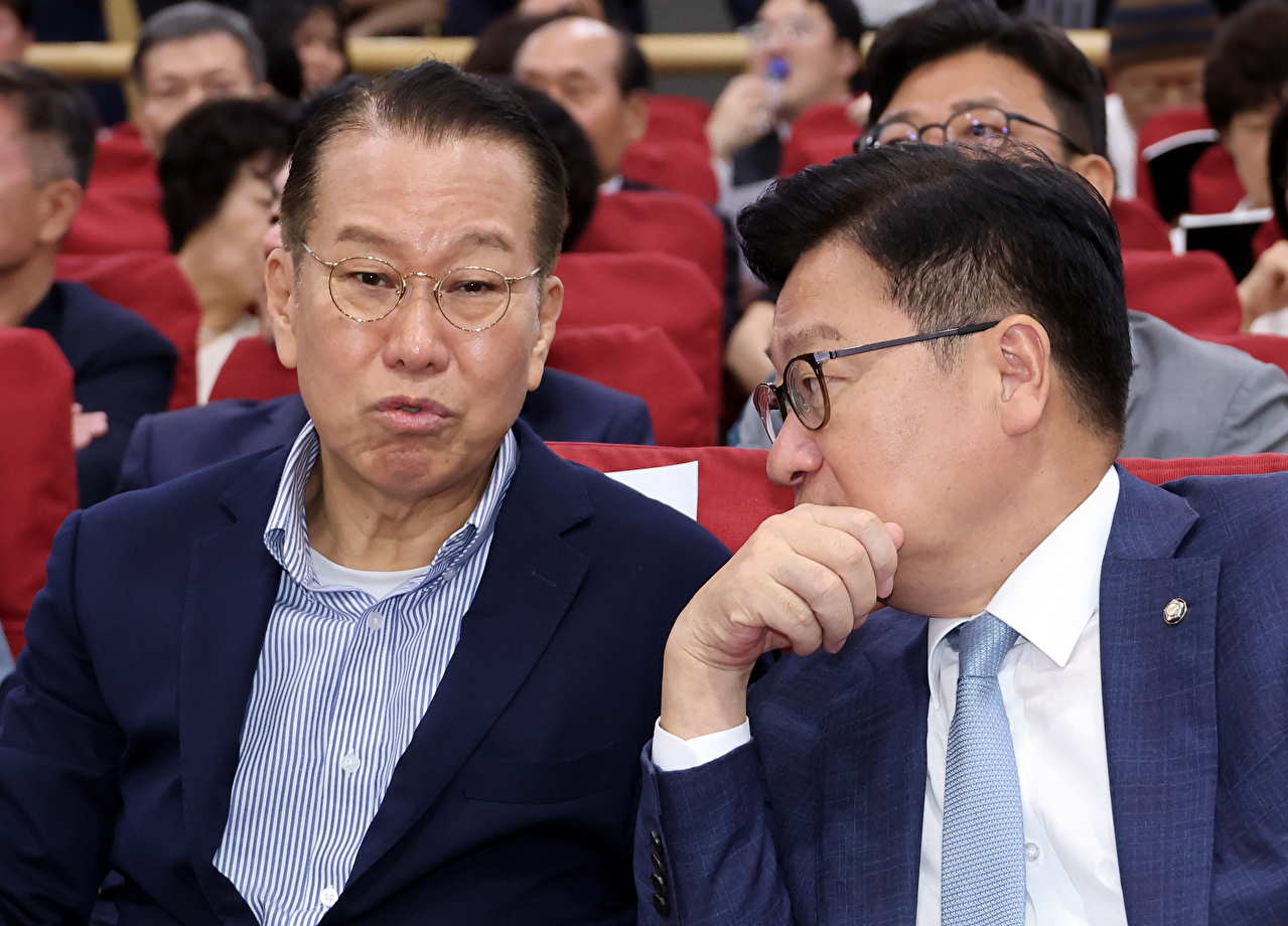 국민의힘 정점식 원내대표가 19일 대구 달성군 박근혜 전 대통령 사저에서 박근혜 전 대통령과 기념 촬영하고 있다. 2026.8.19 [사진=국민의힘 제공]