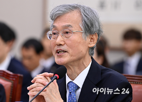 조희대 대법원장이 6일 서울 여의도 국회에서 열린 국회 법제사법위원회의 대법원 등 국정감사에서 의원 질의에 답변하고 있다. [사진=곽영래 기자]