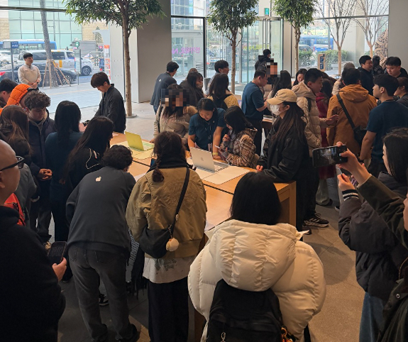 11일 오전 서울 중구 명동 애플 스토어. 애플 신제품 판매가 시작된 이날 매장 앞에는 영업 시작 전부터 고객들이 줄을 섰다. [사진=황세웅 기자]