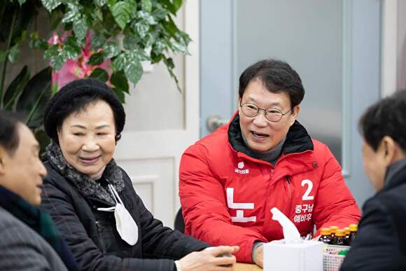 노승권 예비후보가 캠프 선대위 인사들과 환담을 나누고 있다. [사진=노승권 예비후보 사무실]