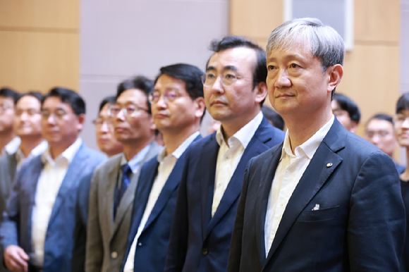 이찬진 금융감독원장(오른쪽 첫번째)이 14일 오후 서울 여의도 금융감독원에서 열린 취임식에 참석해 있다.