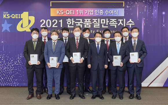 KCC·KCC글라스·KCC실리콘이 지난 22일 서울시 강남구 한국표준협회 DT센터에서 열린 '2021 한국품질만족지수(KS-QEI) 인증 수여식'에서 건축자재 관련 9개 부문에 1위 기업으로 선정됐다. [사진=KCC]