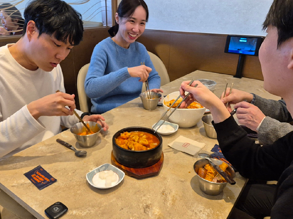 BBQ는 신메뉴 'BBQ 오뎅탕'과 'BBQ 닭볶음탕'을 새롭게 출시했다. [사진=BBQ]