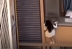 불륜중 아내가 일찍 귀가하자 10층 창문을 통해 탈출한 중국 여성의 영상이 화제다. [사진=SNS/연합뉴스 유튜브]