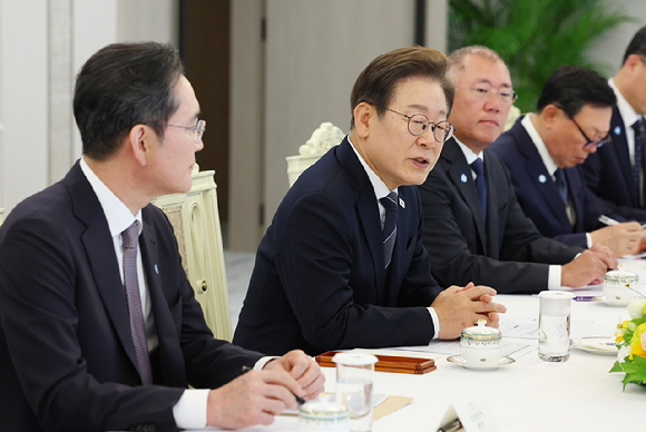 이재명 대통령이 13일 서울 용산 대통령실에서 열린 6경제단체·기업인 간담회에서 이재용 삼성전자 회장과 악수하고 있다. 2025.6.13 [사진=연합뉴스]