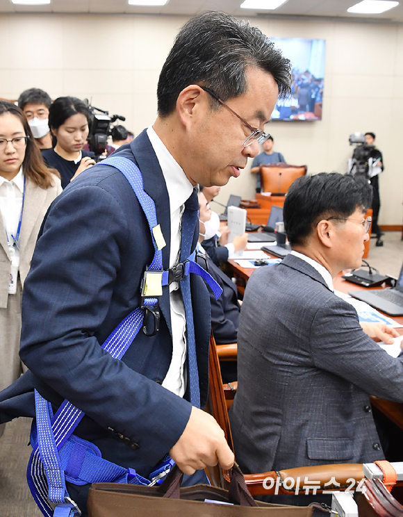 박홍배 더불어민주당 의원이 15일 서울 여의도 국회에서 열린 기후에너지환경노동위원회의 고용노동부 등 국정감사에서 산업용 안전장비를 착용하고 참석하고 있다. [사진=곽영래 기자]