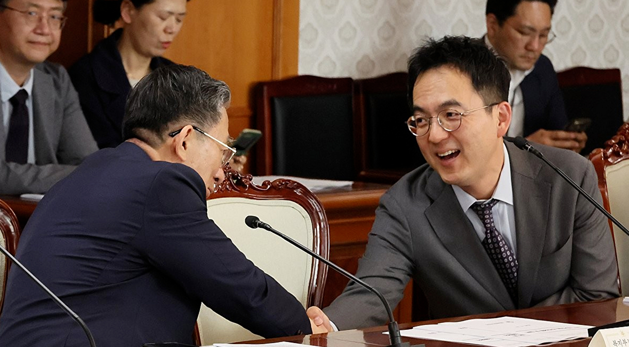 정성호 법무부 장관과 구자현 검찰총장 직무대행(오른쪽)이 지난 14일 서울 종로구 정부서울청사에서 열린 공명선거 관계장관회의에서 악수하고 있다. 2026.4.14 [사진=연합뉴스]