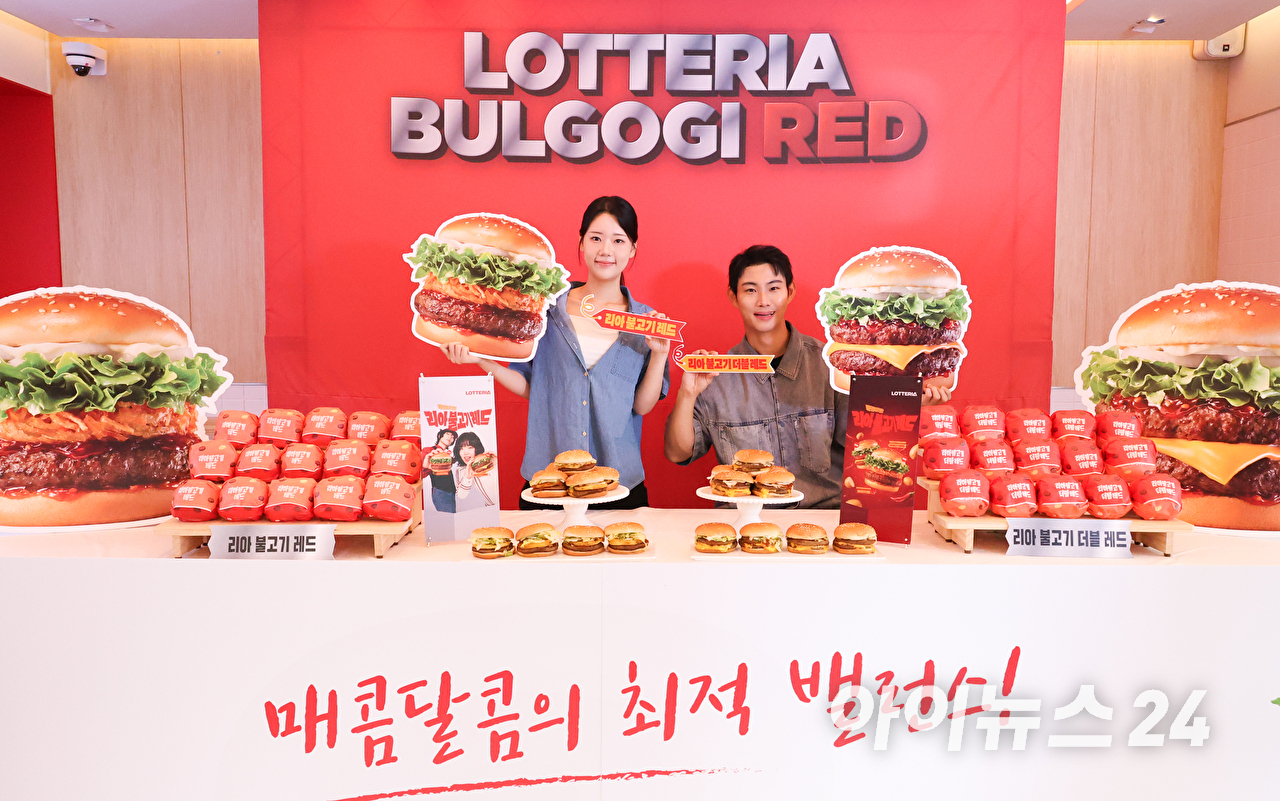 2일 서울 용산구 롯데리아 숙대입구역점에서 진행된 롯데리아 신메뉴 '리아 불고기 레드' 2종 출시 기념 행사에서 모델들이 신제품을 선보이고 있다. [사진=문수지 기자]