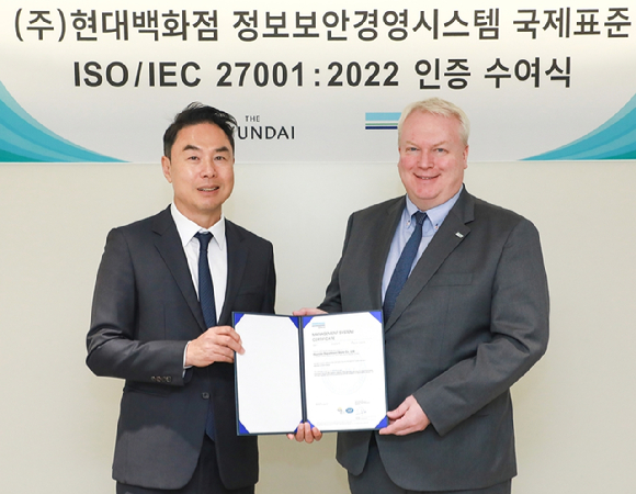 26일 서울 강남구 현대백화점 본사에서 진행된 ISO 27001 인증서 수여식에서 정지영 현대백화점 사장(왼쪽)과 비달 도로넨 DNV 인증원 한국&middot;일본 지역 총괄 대표가 기념사진을 찍고 있다. [사진=현대백화점]