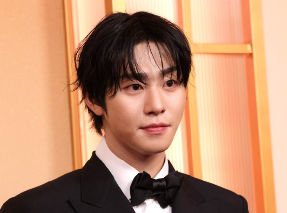 아카데미 시상식 레드카펫을 밟은 안효섭. 이번 영화에서 사자보이즈 진우 역을 맡았다. [사진=EPA/연합뉴스]