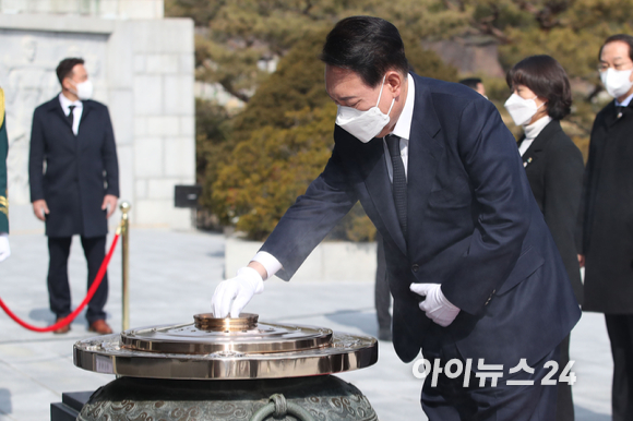 윤석열 제20대 대통령 선거 당선인이 10일 오전 서울 동작구 국립서울현충원을 찾아 현충탑 참배를 하고 있다. [사진=국회사진취재단]