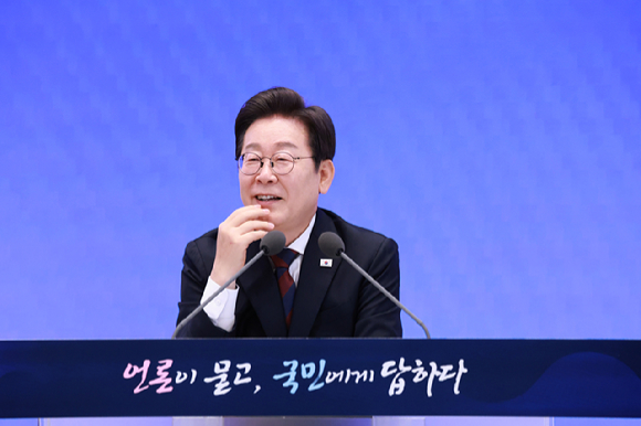 이재명 대통령이 3일 청와대 영빈관에서 열린 '대통령의 30일, 언론이 묻고 국민에게 답하다' 기자회견에서 기자들 질문에 답하고 있다. 2025.7.3 [사진=연합뉴스]