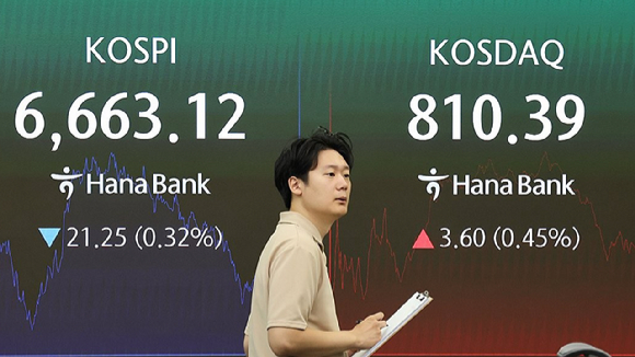 15일 오전 하나은행 딜링룸 [사진=연합뉴스]