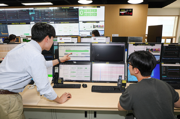 KT는 14일 인공지능(AI)과 빅데이터를 기반으로 한 B2B 보안 서비스를 강화해 기업의 안전한 디지털 환경 구축에 나선다고 밝혔다. [사진=KT]