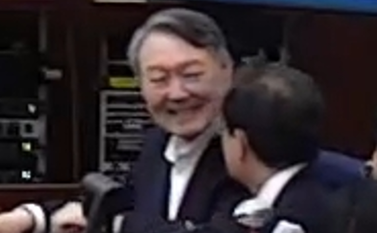 12&middot;3 비상계엄 관련 내란 우두머리 혐의로 기소된 윤석열 전 대통령이 13일 서울 서초구 서울중앙지방법원 417호 형사대법정에서 열린 내란 우두머리 혐의 결심공판에서 변호인들과 대화하며 웃고 있다. 2026.1.13 [서울중앙지법 제공. 재판매 및 DB 금지] [사진=연합뉴스]