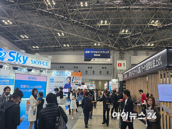 이노그리드 김명진 대표(왼쪽)와 정성원 클라우드 사업 그룹 차장이 8일 일본 도쿄 빅사이트에서 개막한 '2026 재팬 IT 위크 춘계'에 마련된 NHN클라우드&middot;이노그리드 공동부스에서 기념 촬영하고 있다. [사진=윤소진 기자]