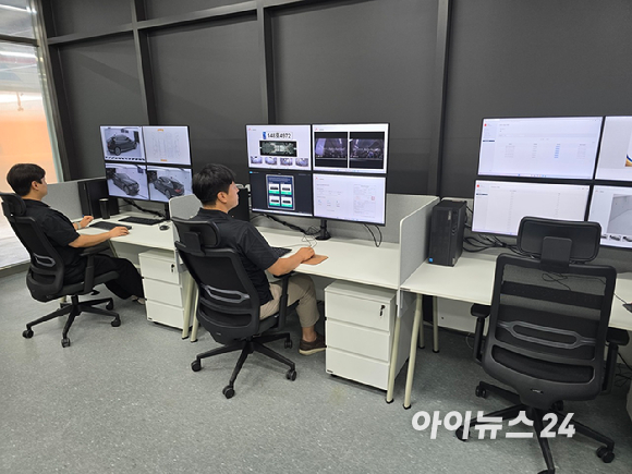 차량이 '하부 스캔 장비'를 지나고 있다. [영상=김종성 기자]