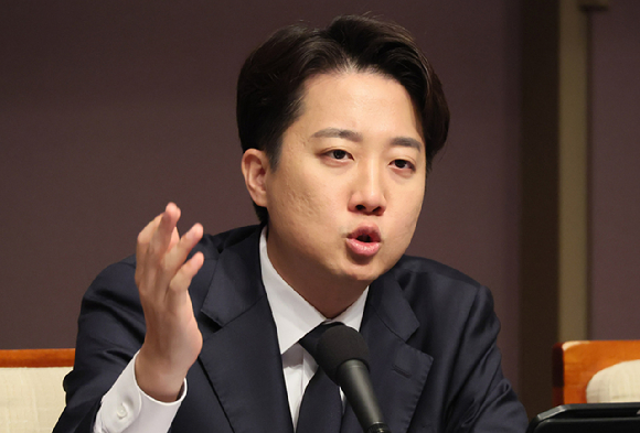 더불어민주당 이재명 대선 후보가 '골목골목 경청투어' 접경지역 방문 이틀째인 2일 강원도 인제군 원통전통시장에서 주민들을 만난 뒤 취재진의 질문에 답하고 있다. 2025.5.2 [사진=연합뉴스]