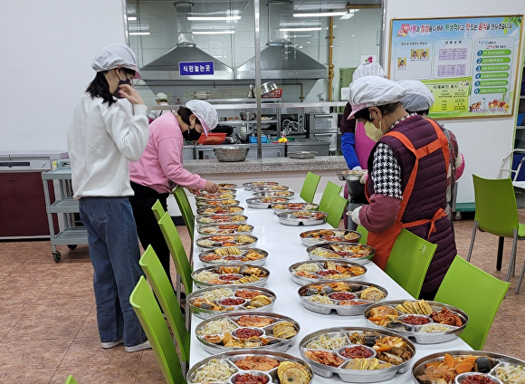 전라남도 장흥군 종합사회복지관 관계자들이 노인 도시락을 준비하고 있다 [사진=장흥군]