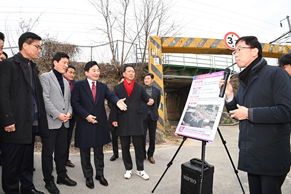 원희룡 국토부장관(가운데)이 경부선 철도횡단 박스(선기동, 원평동) 개량 사업 현황을 경청하고 있다. [사진=구미시]