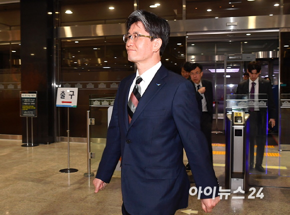 오동운 고위공직자범죄수사처장이 12일 오전 서울 여의도 국회 법제사법위원회 긴급현안질의 출석위해 국회로 들어서고 있다. [사진=곽영래 기자]