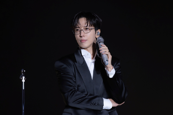 씨엔블루 정용화가 2025 JUNG YONG HWA LIVE 'Director's Cut: Our Fine Days'(2025 정용화 라이브 '디렉터스 컷 : 아워 파인 데이즈')에서 팬들을 만나고 있다. [사진=FNC엔터테인먼트]